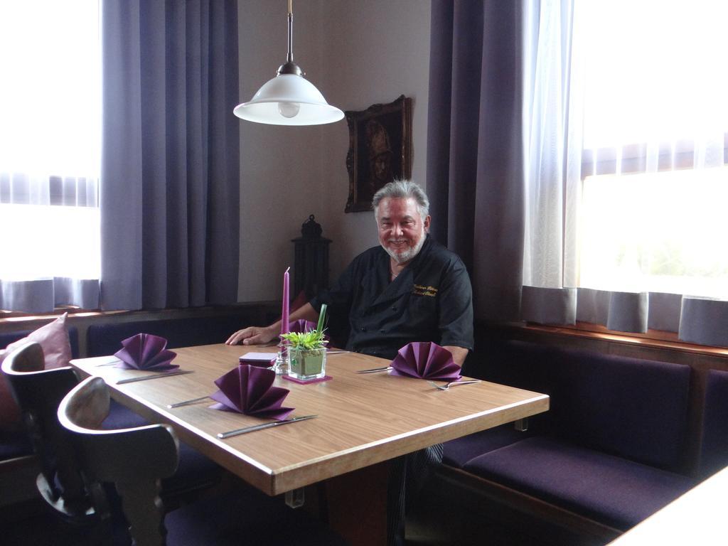 Hotel-Restaurant Zum Goldenen Hahnen Markgroningen Bagian luar foto